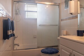 Huis, 3 slaapkamers, privézwembad, uitzicht op tuin | Badkamer