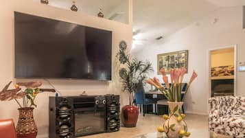 House, 3 Bedrooms, Private Pool, Garden View | Living area