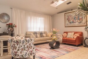 Hus, 3 soverom, privat basseng, hageutsikt | Oppholdsområde