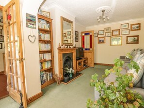 Living area - Woolly Welcome: A Cozy Retreat (Penzance)