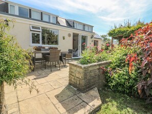 Outdoor dining - Woolly Welcome: A Cozy Retreat (Penzance)