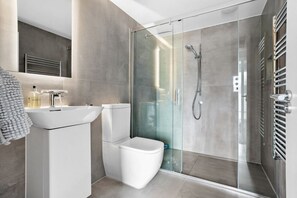 Shower - Huxham View and Annex, Stoke Canon (Exeter)
