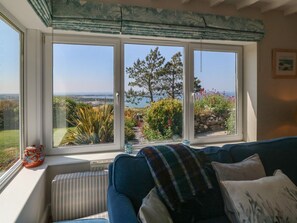 Fireplace - Charming Fron Olau Retreat in Nefyn (Nefyn)