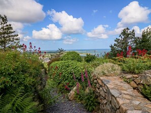 Property grounds - Charming Fron Olau Retreat in Nefyn (Nefyn)