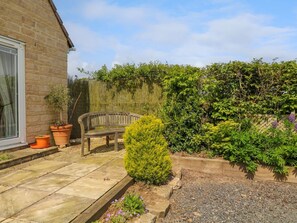 Terrace/patio - Monument View, Hawkesbury. TV. (Badminton)