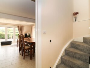 Dining - Monument View, Hawkesbury. TV. (Badminton)