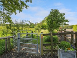 Property grounds - Monument View, Hawkesbury. TV. (Badminton)