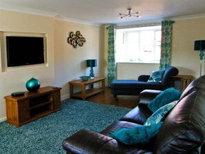 Living area - Water's Edge Retreat with WiFi (Whitby)