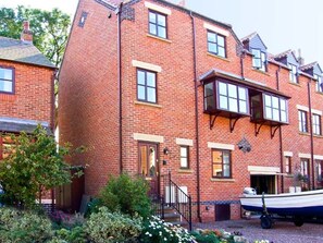 Exterior - Water's Edge Retreat with WiFi (Whitby)