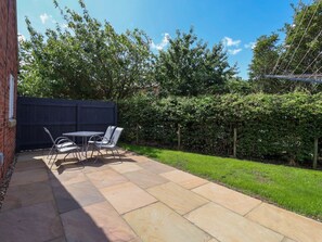 Outdoor dining - Dan’s Holiday Cottage, Barmston (Driffield)