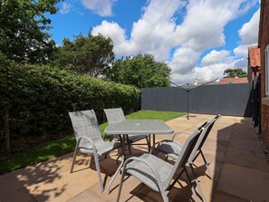 Outdoor dining - Dan’s Holiday Cottage, Barmston (Driffield)