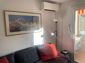Living area - Fully air-conditioned 1-bedroom apartment 3’ walk to Camp Long beach (Saint-Raphaël)