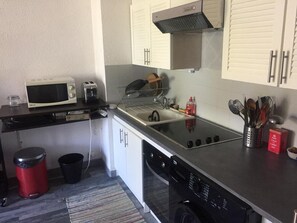 Private kitchen - Fully air-conditioned 1-bedroom apartment 3’ walk to Camp Long beach (Saint-Raphaël)