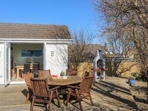 Outdoor dining - Tegfan, Trearddur Bay (Holyhead)
