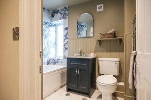 Bathroom - Beautiful 2 BD Home in The Cotswolds (Moreton-in-Marsh)