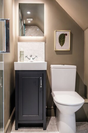 Bathroom - Beautiful 2 BD Home in The Cotswolds (Moreton-in-Marsh)