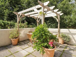Terrace/patio - Meadow Cottage, Llanarthney (Carmarthen)