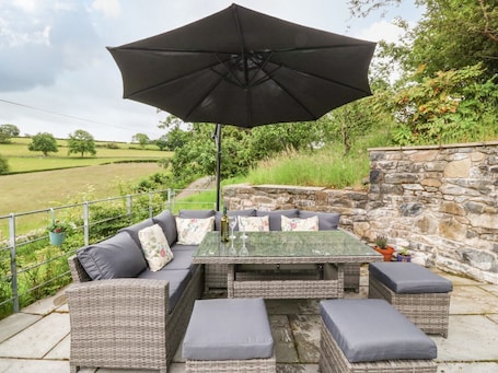 Outdoor dining. OCHOR YR GARTH: Five Bed Oasis