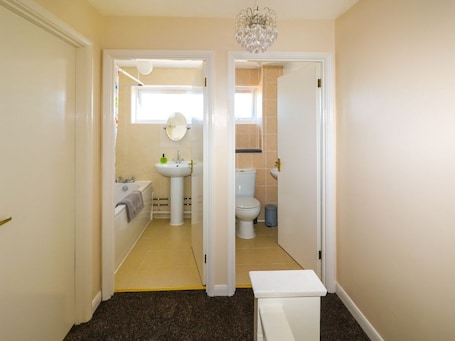 Shower. Discover Howards Hill West Retreat