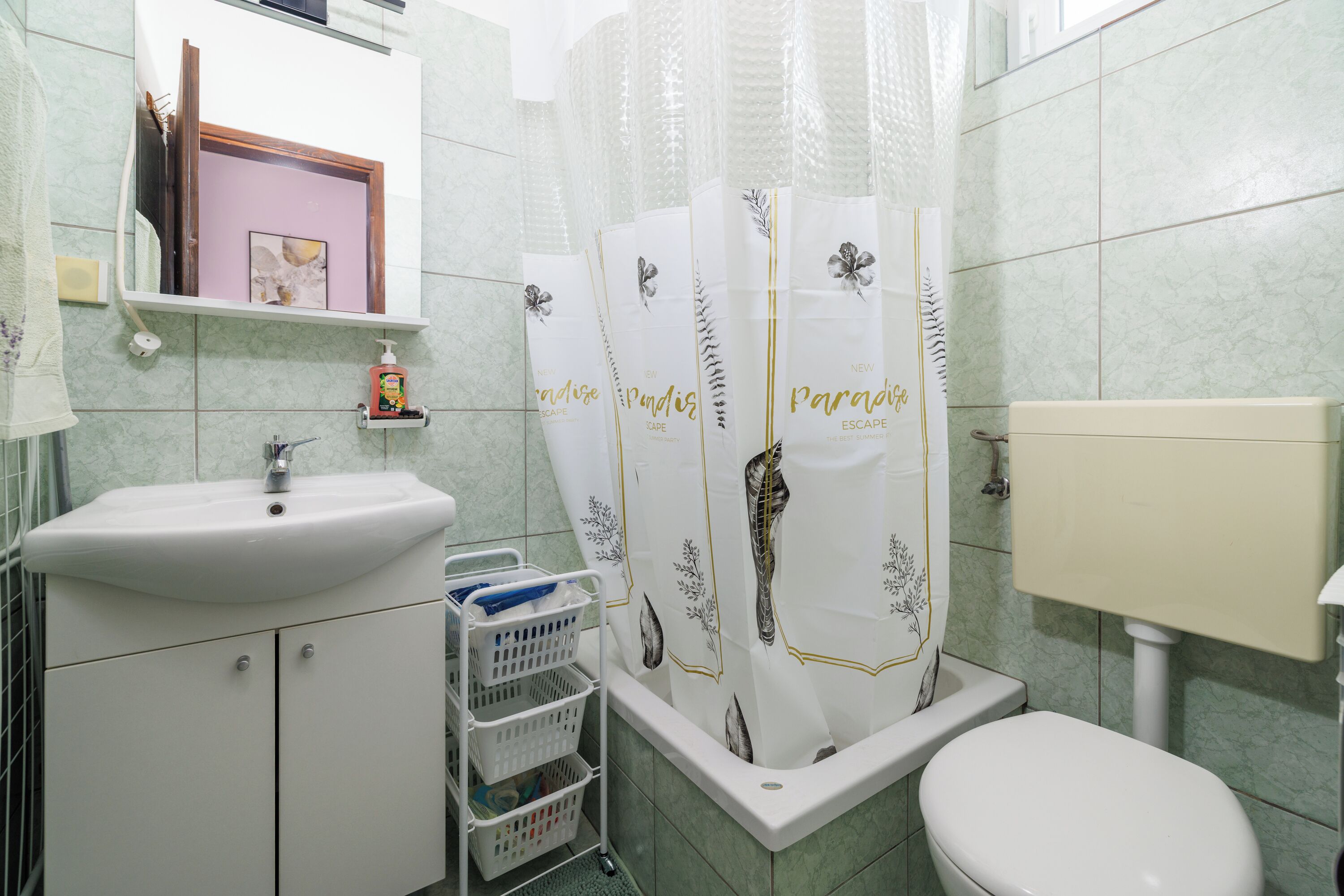 Douche, serviettes fournies, savon, papier toilette