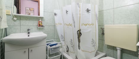Douche, serviettes fournies, savon, papier toilette
