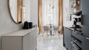 Une cuisine moderne avec un coin repas, une table ronde et un grand miroir.