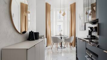 Fridge, oven, stovetop, dishwasher