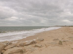 A beach with a sandy shore and large rocks in the foreground. - The Old Barn, Swanage (Swanage)