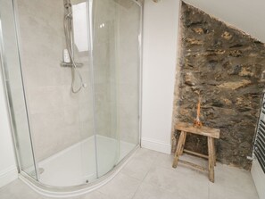 Shower - Hendre, Menai Bridge, Anglesey. (Menai Bridge)