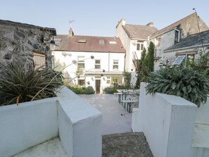 Terrace/patio - Hendre, Menai Bridge, Anglesey. (Menai Bridge)