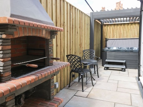 Outdoor dining. Seascape Villa, Filey