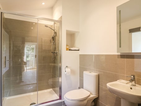 Shower. Zeal Cottage, Crediton