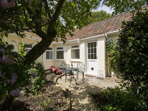Outdoor dining - Long Batch Cottage, Ditcheat (Shepton Mallet)