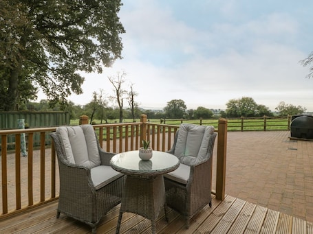 Outdoor dining. Whitlow Lodge Annex nr Huntley