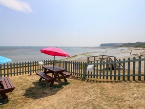 Outdoor dining - 5 The Nab House, Bembridge (Bembridge)