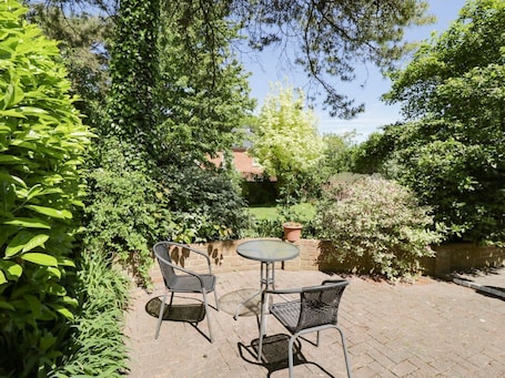 Outdoor dining. The Pottery: Romantic Getaway