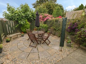 Outdoor dining - Sandyhill House, Saundersfoot (Saundersfoot)