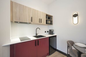 Private kitchen - The Sixty | Luxury 2BR Apt with Secure Parking (Cardiff)