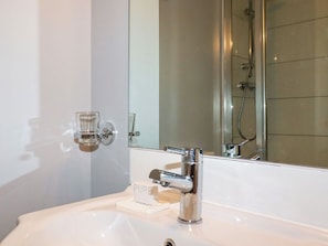 Shower - Hollies Cottage, Goonhavern (Truro)