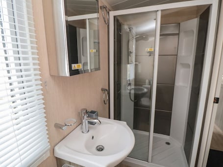Shower. Rose Bank D8, Primrose Valley
