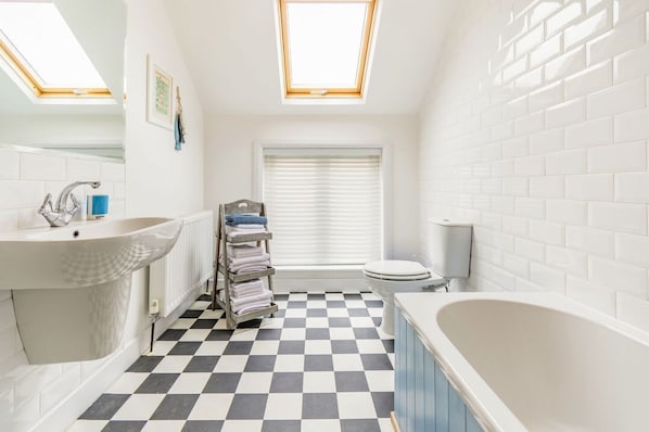 Shower - Quayside House, Scarborough (Scarborough)