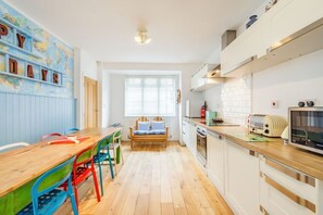Oppvaskmaskin og høy barnestol