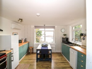 Private kitchen - Beech Cottage, Stornoway (Isle of Lewis)