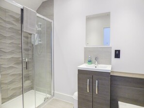 Shower - 5 Ocean Heights, Newquay (Newquay)
