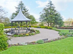 Property grounds - Baytree Apartment, Grange-Over-Sands (Grange-Over-Sands)