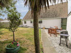 Outdoor dining - Charming Ty Taid Retreat in Rhosneigr (Rhosneigr)