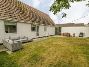 Outdoor dining - Charming Ty Taid Retreat in Rhosneigr (Rhosneigr)
