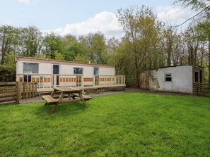 Outdoor dining - Woodland Caravan, Y Ffor (Pwllheli)
