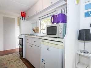 Private kitchen - Woodland Caravan, Y Ffor (Pwllheli)