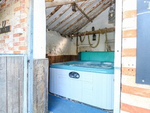 Indoor spa tub
